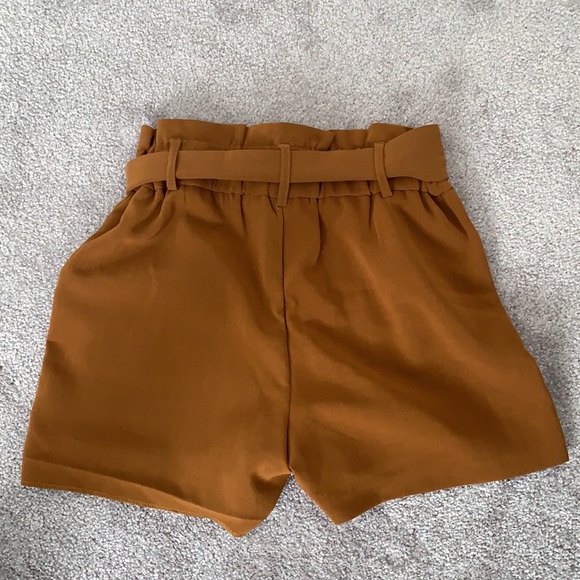 Belted short - Picture 2 of 2